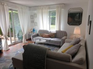 ein Wohnzimmer mit 2 Sofas und einem Sofa in der Unterkunft Appartement spacieux avec jardin coeur de st Tropez in Saint-Tropez