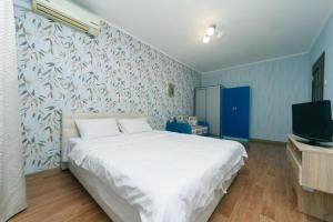 Ένα ή περισσότερα κρεβάτια σε δωμάτιο στο Luxury Apartaments з видом на озеро