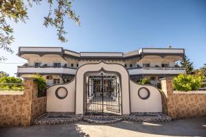 brama przed budynkiem w obiekcie Hotel Dimitra Sun w mieście Archangelos