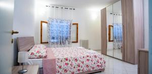 1 dormitorio con cama y espejo en Agriturismo Il Maremmano, en Lari