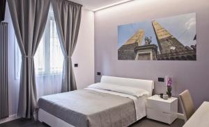 Un dormitorio con una cama y una ventana grande. en Galliera Residence B&B, en Bolonia