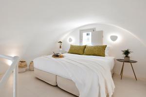 biała sypialnia z dużym białym łóżkiem w pokoju w obiekcie Star Infinity Suites w mieście Pirgos +37 zdjęć