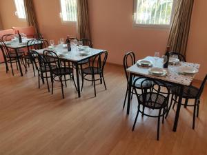 A restaurant or other place to eat at Residencial El Cuartel