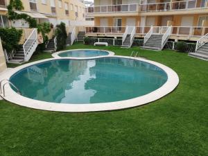 Bazén v ubytovaní Parquemar VIII Solo Familias Serviplaya alebo v jeho blízkosti