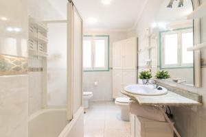 A bathroom at Next to the beach 5 beds - Wifi by CanariasGetaway Még 37 kép