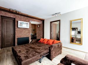 een woonkamer met een bank en een bakstenen muur bij Old Walls 1 in Tbilisi City