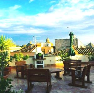 un patio con bancos y una hoguera en un edificio en La Terrazza, en Tuscania