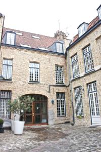 un grande edificio in mattoni con una grande porta di Appartement Dunkerque Centre a Dunkerque