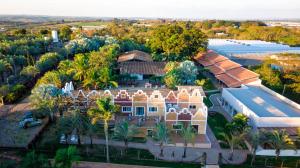 an overhead view of a large house with palm trees at Villa de Holanda Parque Hotel in Holambra