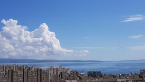 una vista de una ciudad con un cielo nublado en LEILANI -Stunning view apartment near the center! en Split