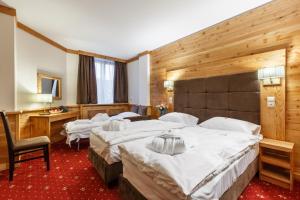 Baron SPA Hotel - Museum Yaremche tesisinde bir odada yatak veya yataklar