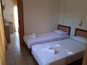 Postel nebo postele na pokoji v ubytování Vourvourou Hotel