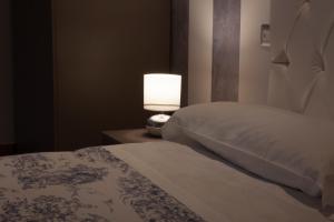 1 dormitorio con 1 cama y 1 lámpara en una mesa en Appartamenti Museo, en Verona