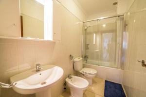 ロス・アブリゴスにあるPlaza Vista Mar Dosのバスルーム(洗面台、トイレ、シャワー付)