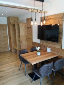 Telewizja i/lub zestaw kina domowego w obiekcie Apartment Luna incl Summercard Zell am See Kaprun