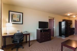 TV a/nebo společenská místnost v ubytování Cobblestone Inn & Suites - Eads