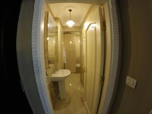 Bathroom sa Al Hamed for Furnished Apartments