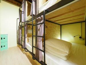 מיטה או מיטות קומותיים בחדר ב-Deer Park Hostel