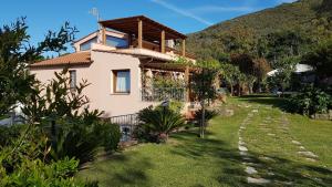 a house on a hill with a green yard at Appartamenti Casa Santi in Portoferraio