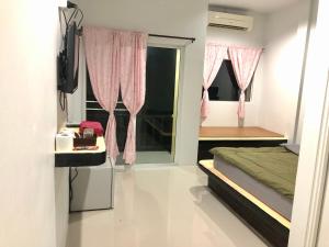 a bedroom with a bed and a window at chillchillsangkhlaburi โรงแรมชิลชิลสังขละบุรี in Sangkhla Buri