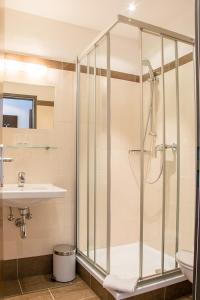 a bathroom with a shower and a sink at Pension Schizentrum Grosseck - Speiereck in Mauterndorf