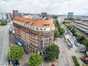 una vista aérea de un edificio en una ciudad en a&o Hamburg Hauptbahnhof, en Hamburgo