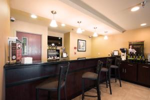 Lounge nebo bar v ubytování Cobblestone Inn & Suites - Eads