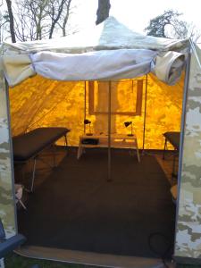 Meppen的住宿－Tent-Ok Meppen，帐篷内配有桌椅