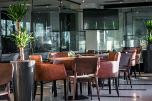 A restaurant or other place to eat at Design Hotel Mr. President Garni