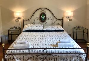 una camera da letto con un letto grande con due cuscini di The Grapevine by MANVI a Montepulciano