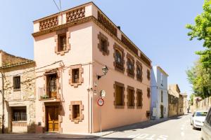 a building in the middle of a street at Can Martí Sistachrentals in Torroella de Montgrí