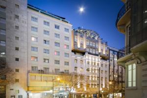 un gran edificio blanco en una ciudad por la noche en Hotel Florida, en Lisboa