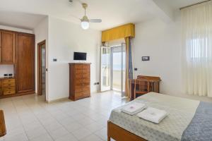 Televízia a/alebo spoločenská miestnosť v ubytovaní Hotel dei Bizantini & Villaggio Campo dei Messapi