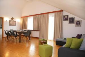 salon ze stołem i kanapą w obiekcie City Apartments Mozart w mieście Zell am See