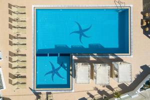 Бассейн в Nostos Beach Boutique Hotel или поблизости