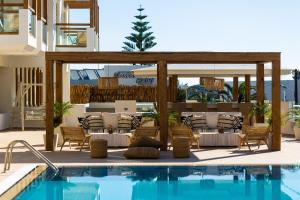 Бассейн в Nostos Beach Boutique Hotel или поблизости
