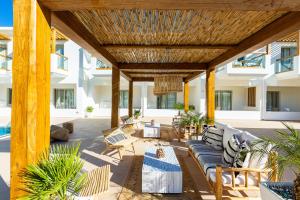Гостиная зона в Nostos Beach Boutique Hotel