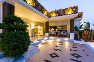Телевизор и/или развлекательный центр в Nostos Beach Boutique Hotel