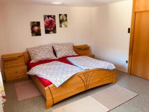 Łóżko lub łóżka w pokoju w obiekcie Ferienwohnung Klampfermühle