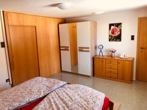 Łóżko lub łóżka w pokoju w obiekcie Ferienwohnung Klampfermühle