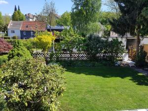 a yard with a fence and green grass at Andys Ferienwohnung in Neustadt an der Waldnaab