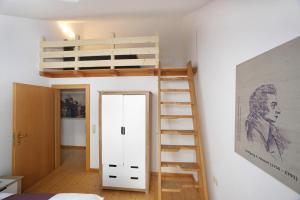 um quarto com um beliche e uma escada em City Apartments Mozart em Zell am See