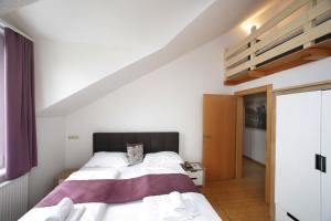 Łóżko lub łóżka w pokoju w obiekcie City Apartments Mozart