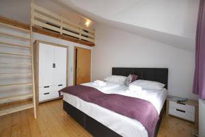 Łóżko lub łóżka w pokoju w obiekcie City Apartments Mozart