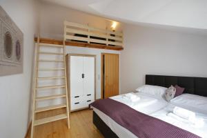 Łóżko lub łóżka w pokoju w obiekcie City Apartments Mozart