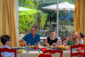 a family sitting at a table eating food at VTF Les Florans in Bédoin