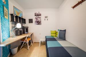 1 dormitorio con escritorio, 1 cama y escritorio en Plaza Vista Mar, en Los Abrigos