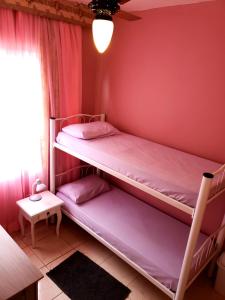 Tempat tidur susun dalam kamar di Hostel Nossa Casa