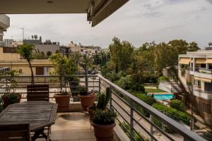 Balkón alebo terasa v ubytovaní Family getaway, spacious and luxurious, sea view, terrace, next to Voula beach, 20min from center