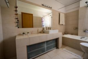Kúpeľňa v ubytovaní Family getaway, spacious and luxurious, sea view, terrace, next to Voula beach, 20min from center + 23 fotografií